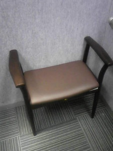 東広島市庁舎エレベーター内に置かれた椅子